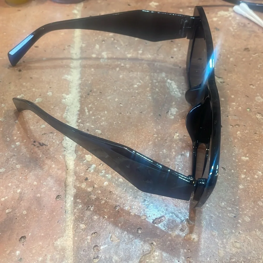 Black oversized retro cat eye sunglasses